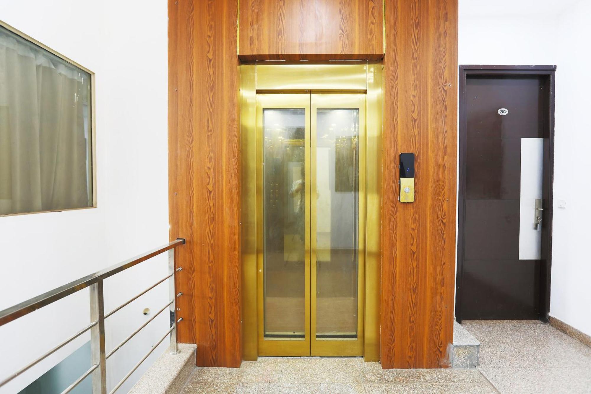 Oyo-567皇家住宿酒店 古尔冈 外观 照片